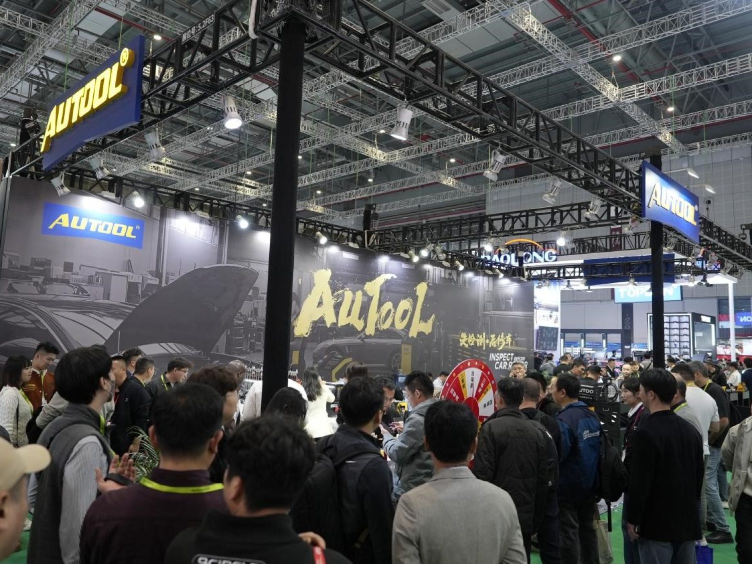 AUTOOL上海法兰克福展厅人山人海
