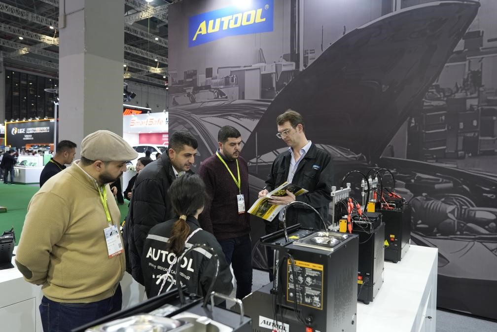 Autool展会上与客户交流